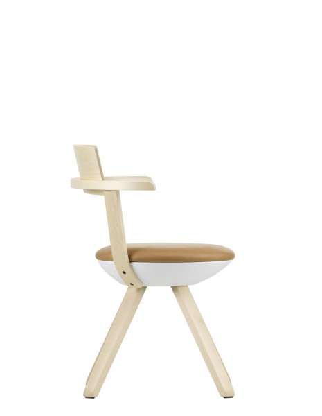 Artek KG002 Rival Schreibtischstuhl: Moderner Holzstuhl mit braunem Sitzpolster und weißer Sitzschale, Seitenansicht.