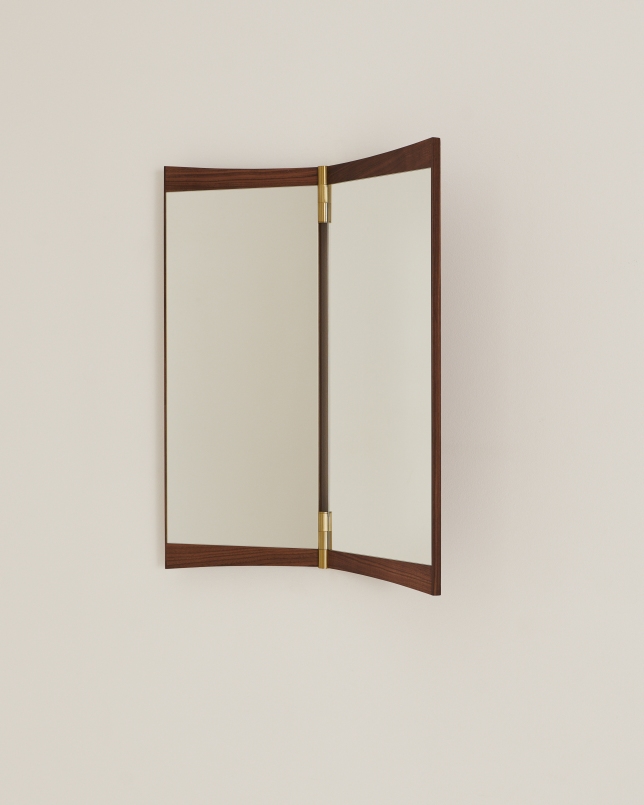 Gubi Vanity Wall Mirror 2 Wandspiegel mit Holzrahmen und Messingdetails an einer hellen Wand.