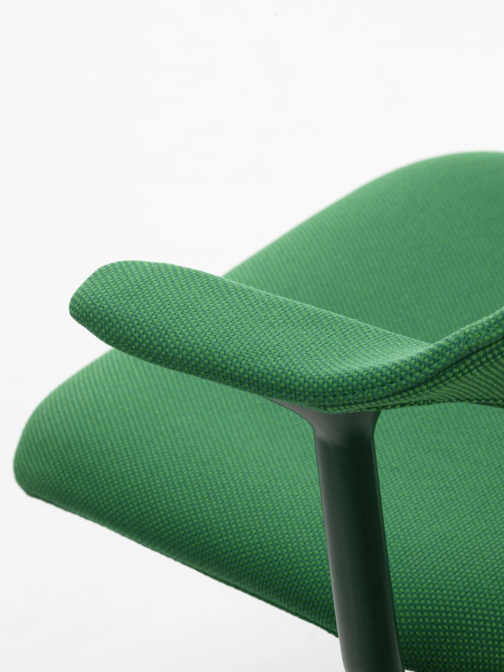 Grüne Mynt Polsterung für Vitra Bürodrehstuhl, Detailaufnahme von Armlehne und Sitzfläche, Stoffbezug.