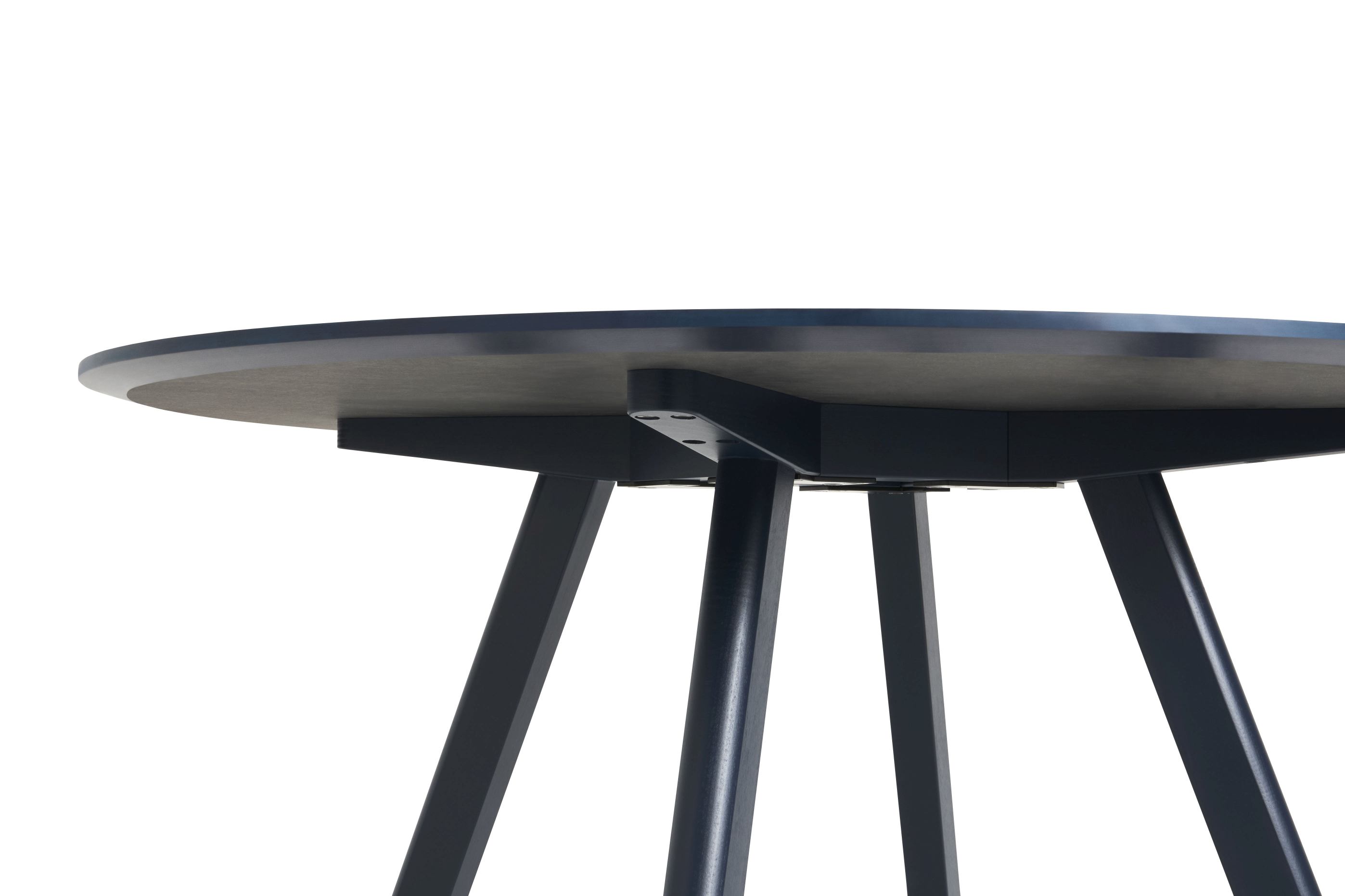 Detailaufnahme des Copenhague Table CPH 25 von Hay, runder Esstisch mit blauem Holzgestell und Tischplatte.