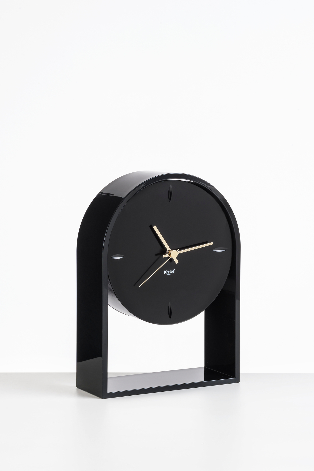 Schwarze Air du Temps Tischuhr von Kartell: Moderne Designeruhr mit goldenen Zeigern für Wohnzimmer und Büro.