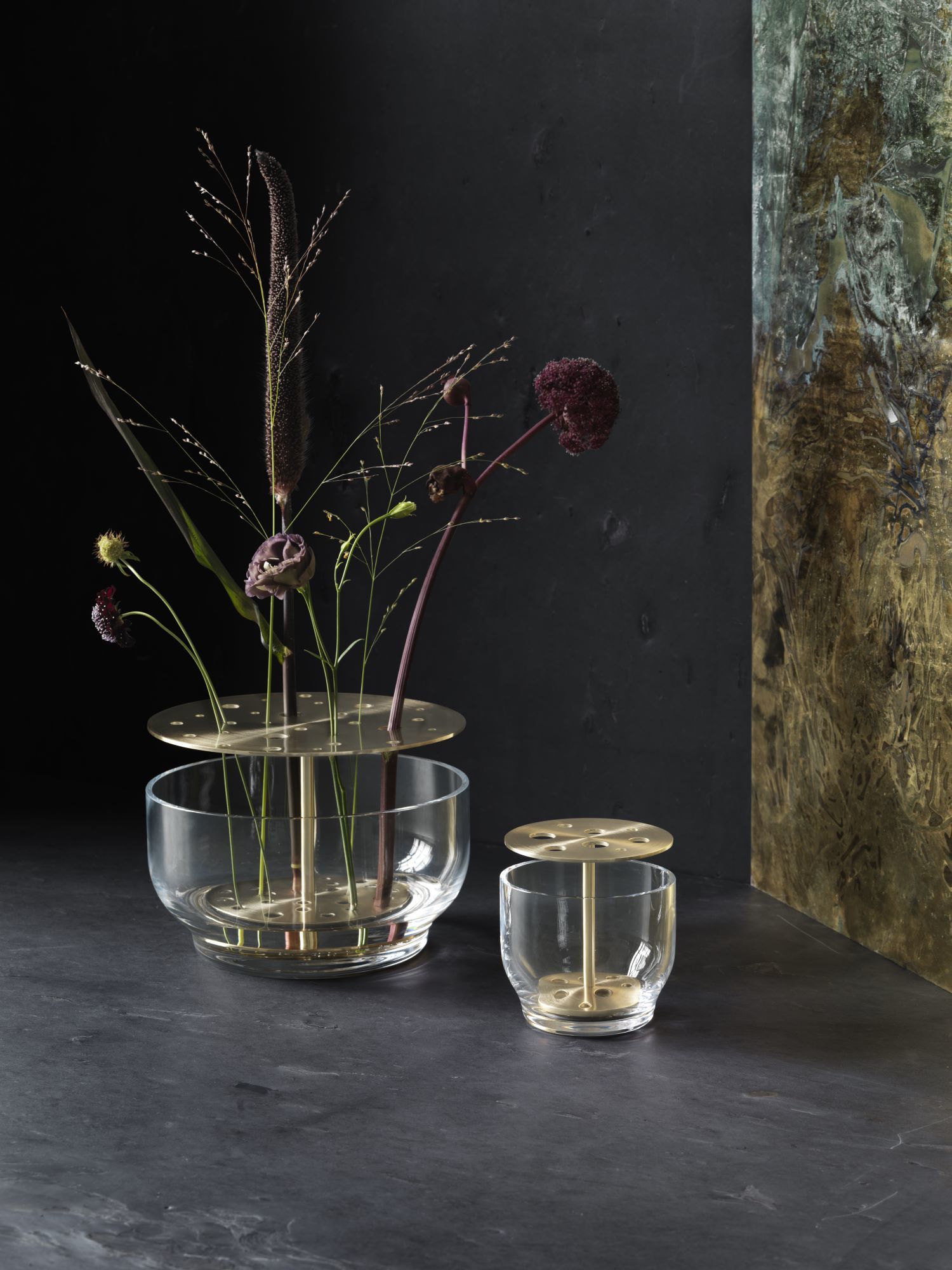 Ikebana Vase klein von Fritz Hansen mit Blumen, Glas und Messing für florale Kunst.