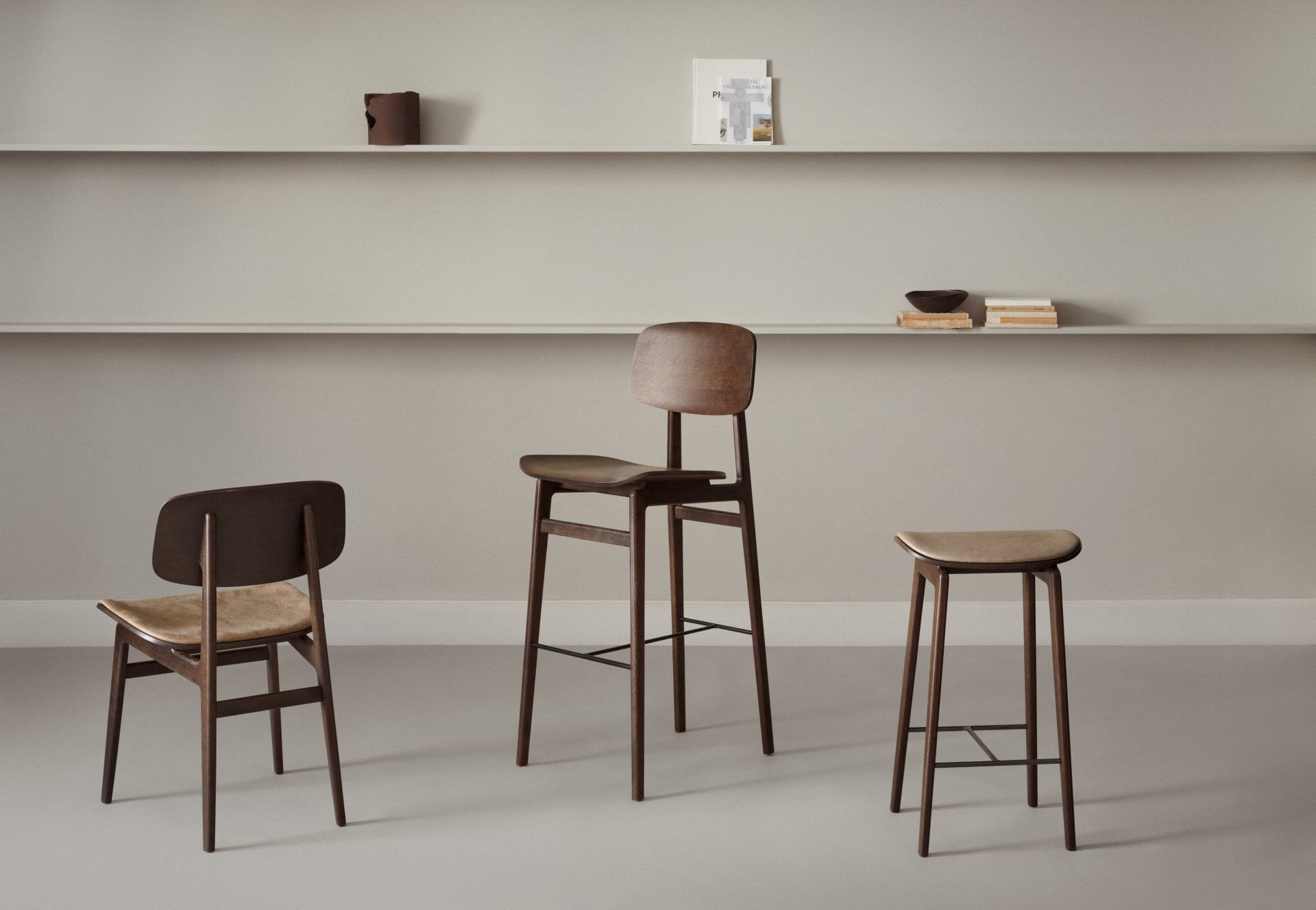 NY11 Stuhl von NORR11: Esszimmerstuhl, Barhocker und Tresenhocker aus dunklem Holz im minimalistischen Design.