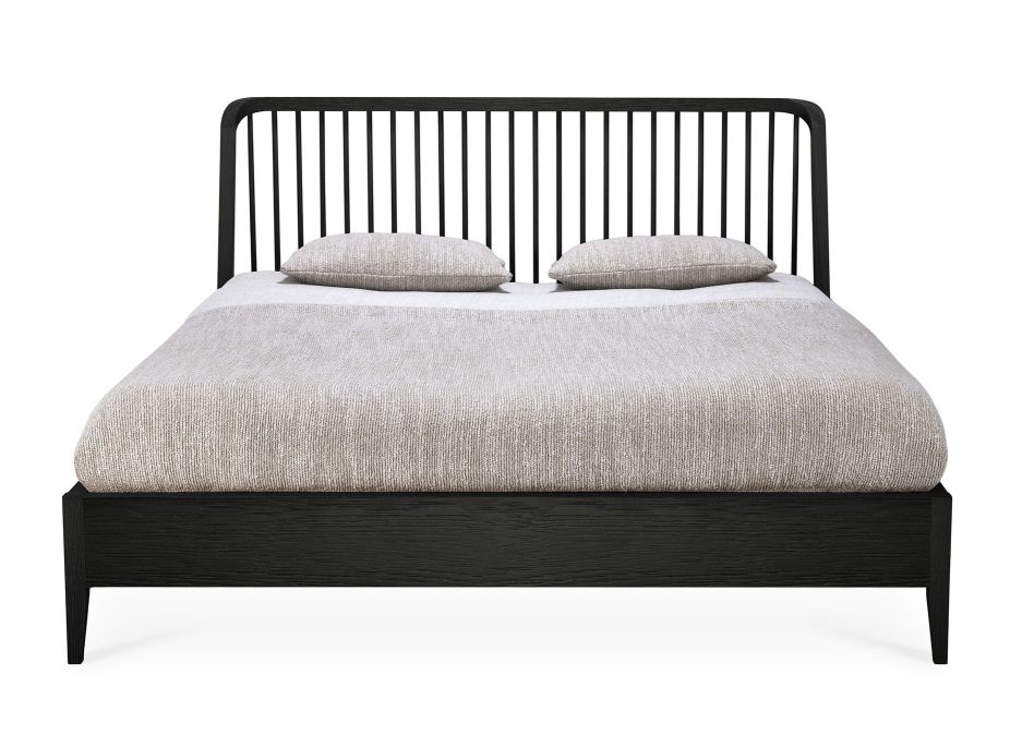 Schwarzes Eiche Bett mit Lattenkopfteil und zwei Kissen. Schlafzimmermöbel im modernen Design.