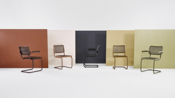 Produktfoto: Fünf verschiedene Thonet S 64 Freischwinger Stühle in diversen Farben vor farbigen Hintergründen.