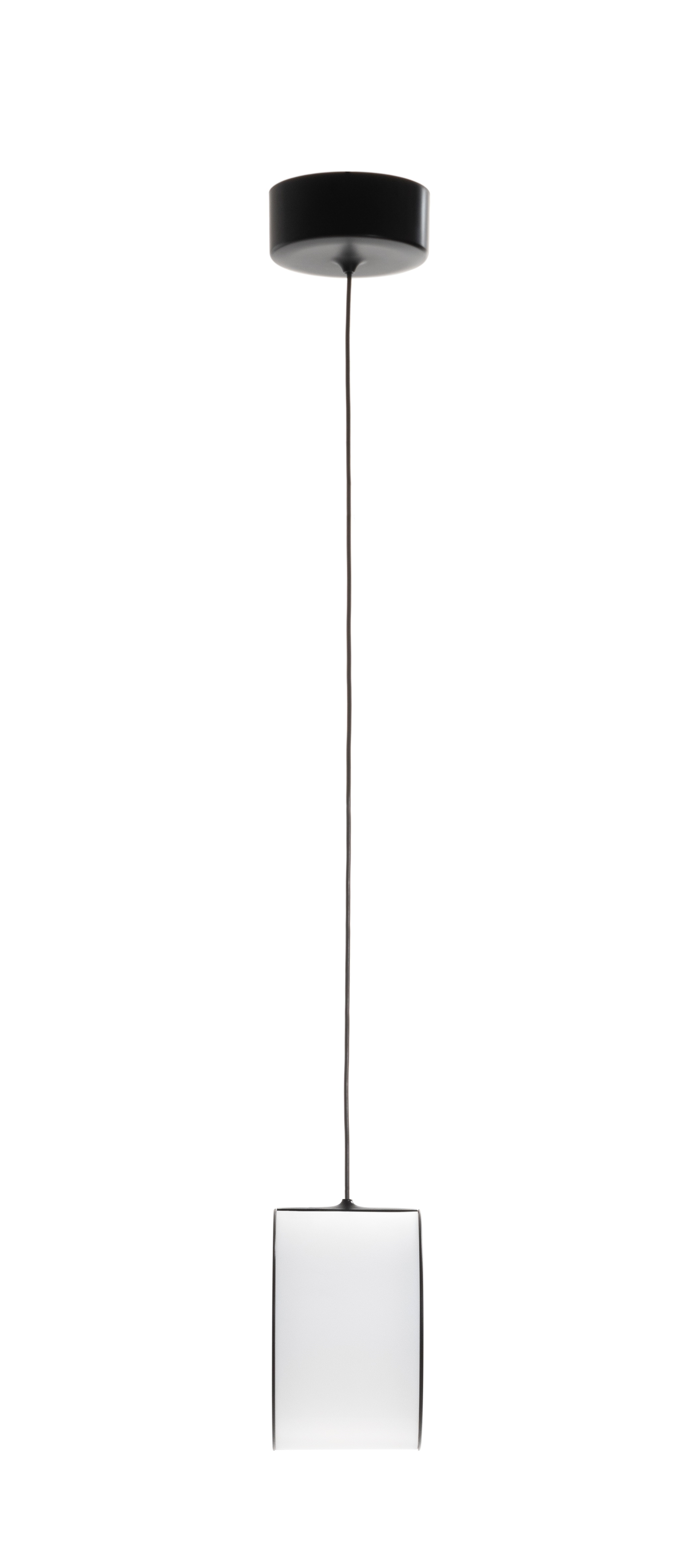 Lost Pendelleuchte von Magis: Minimalistische Hängelampe mit zylindrischem, weißem Lampenschirm und schwarzer Aufhängung.
