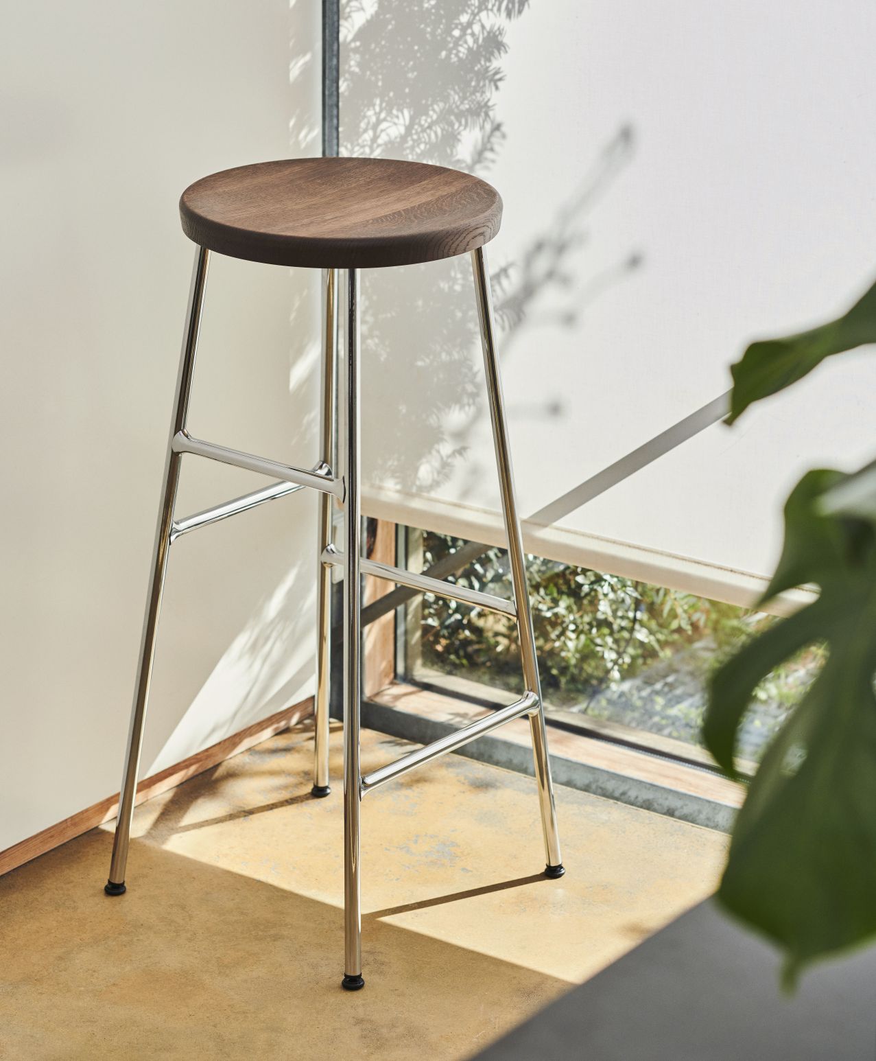 Cornet Bar Stool Low Barhocker von Hay mit Holz-Sitzfläche und verchromtem Metallgestell.
