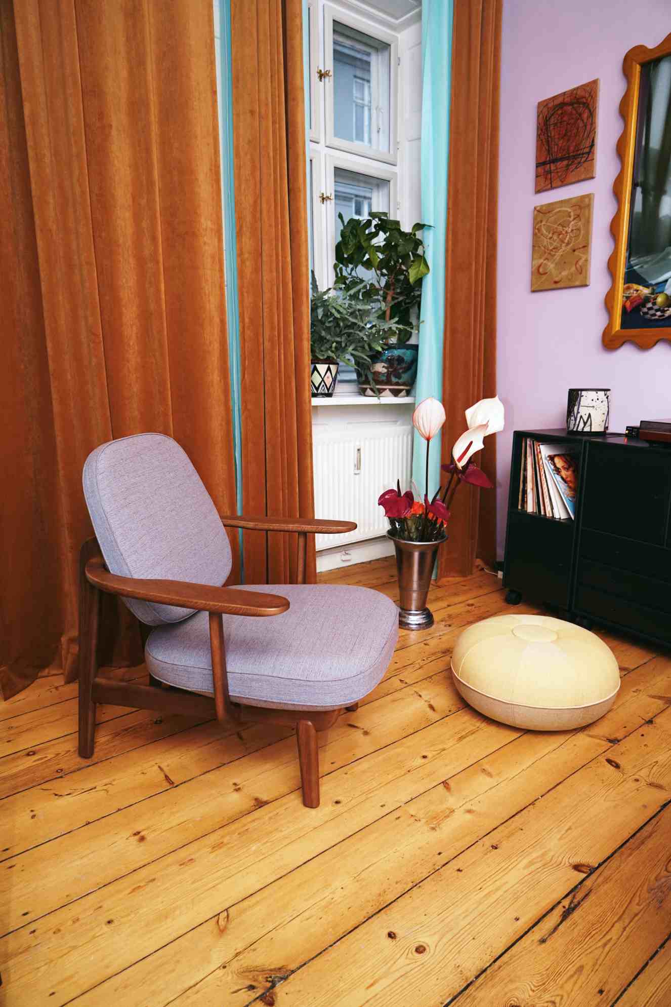 Fred Sessel von Fritz Hansen, grauer Loungesessel mit Holzrahmen im stilvollen Wohnzimmer.
