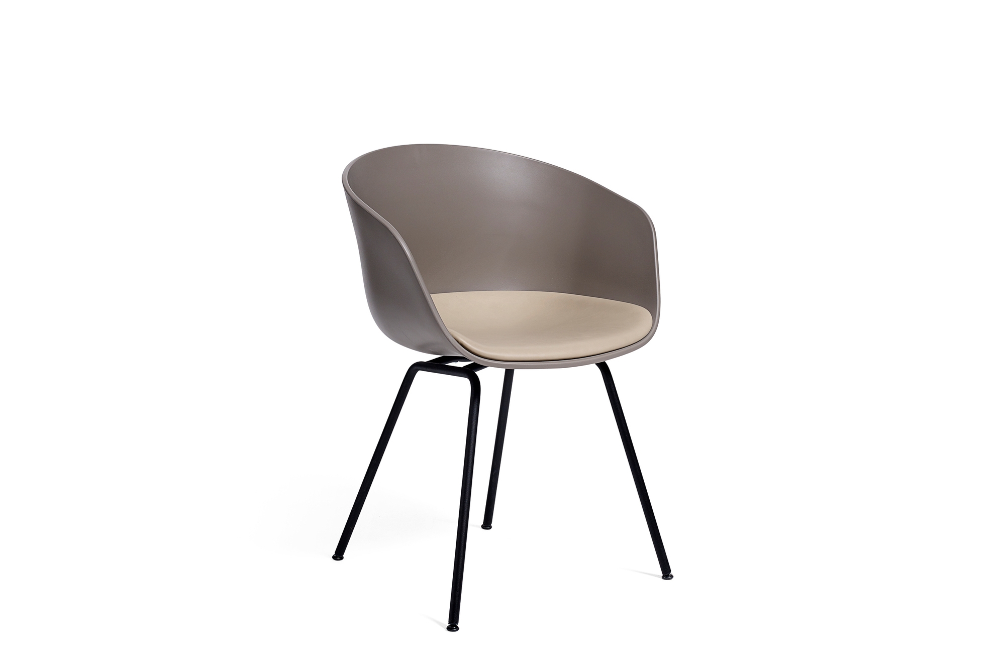 About A Chair AAC26 Stuhl von Hay in Taupe mit schwarzem Vierfußgestell.