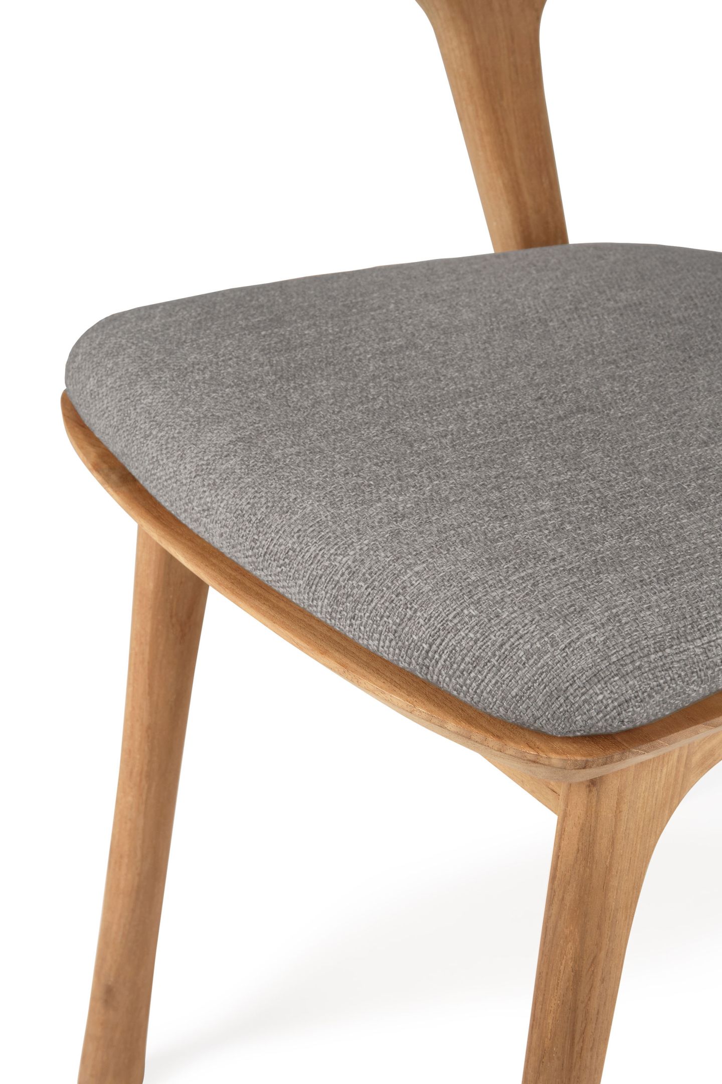 Detailaufnahme: Bok Sitzkissen für Outdoor Stuhl von Ethnicraft, mocha-farbener Bezug und Holzgestell.