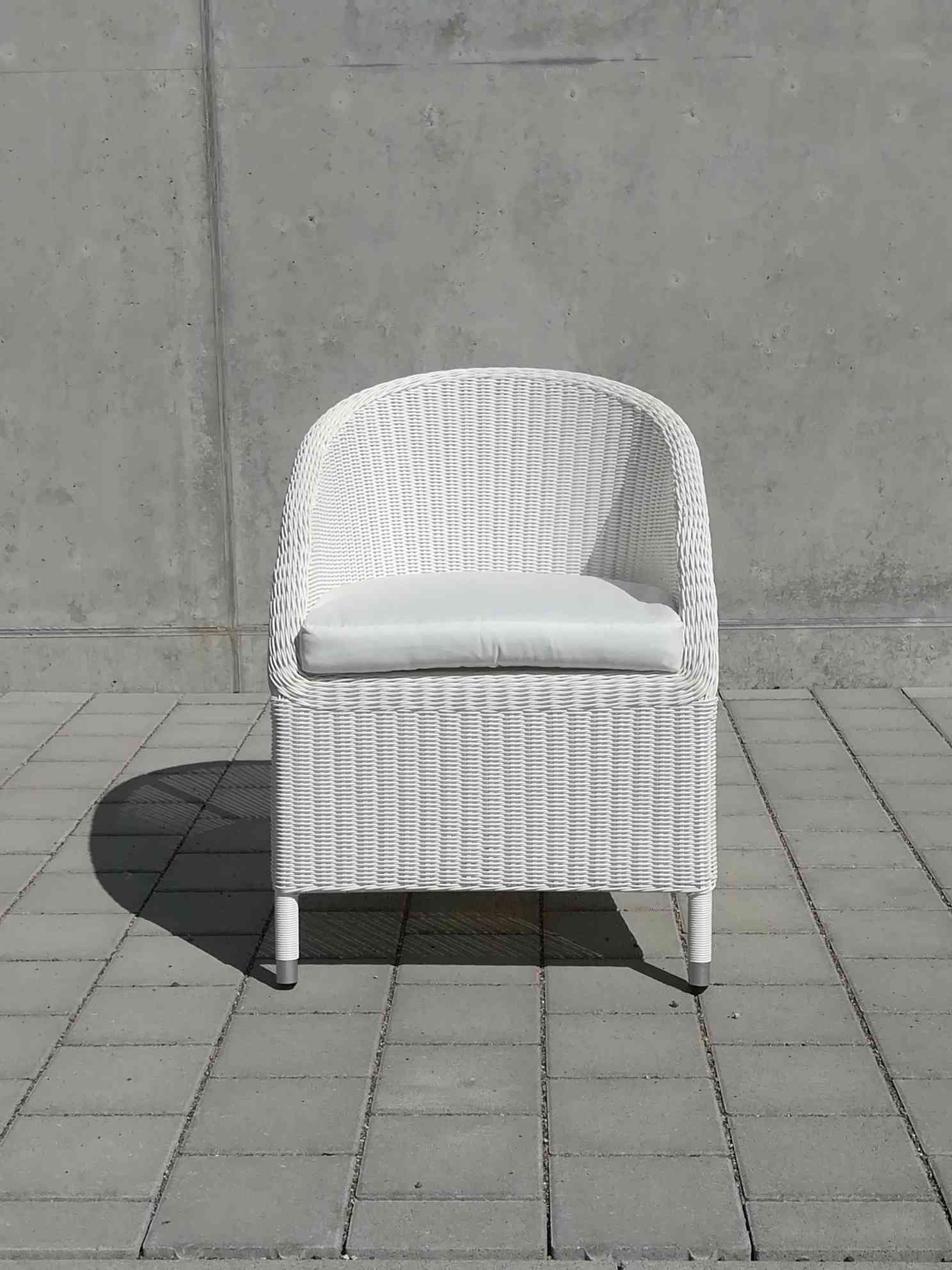 Weißer Romantik Sessel von Jan Kurtz mit passendem, hellem Sitzkissen für den Outdoor-Bereich.