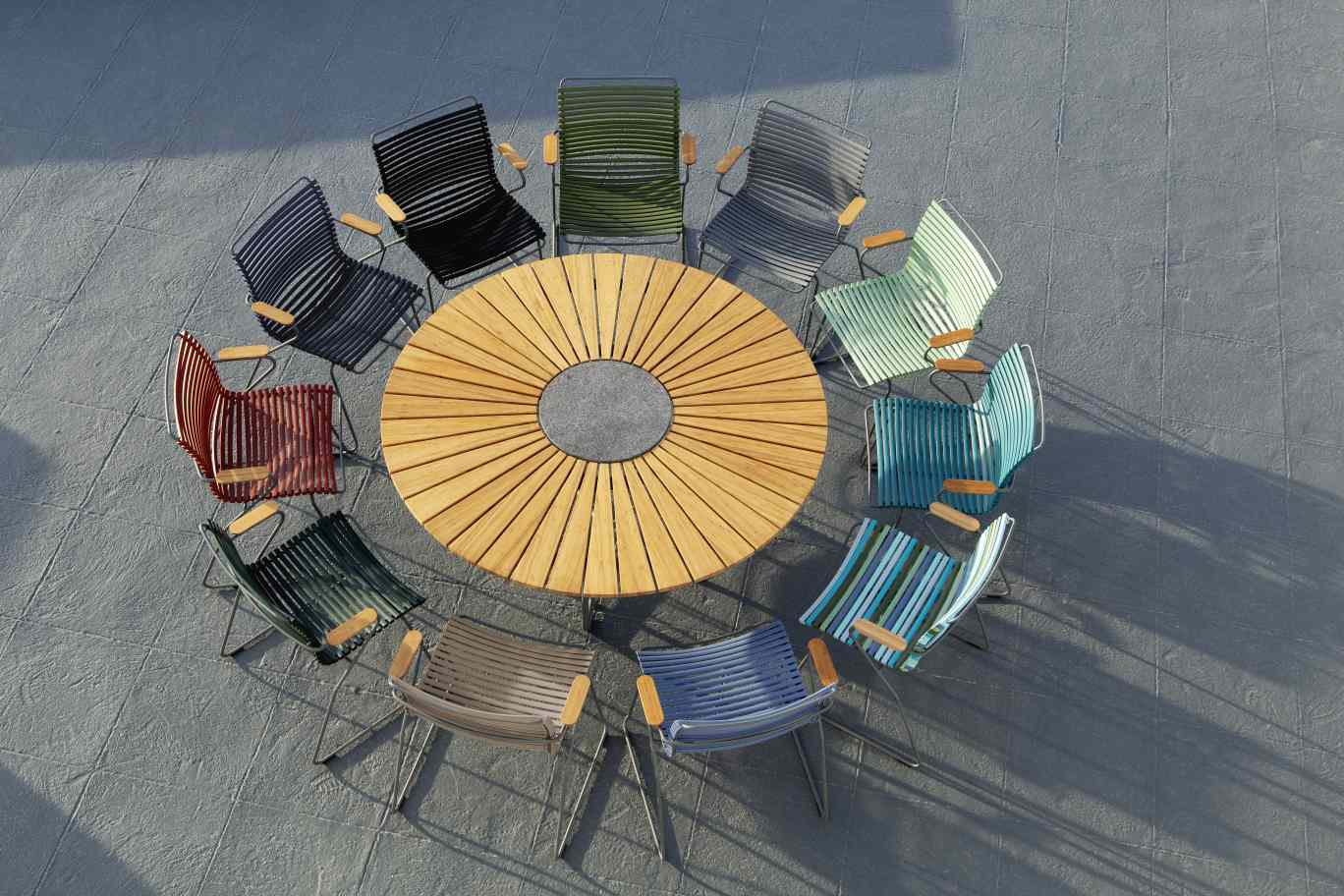 Draufsicht: Houe Circle Outdoor Tisch mit Stühlen in verschiedenen Farben, modernes Gartenmöbel-Set.