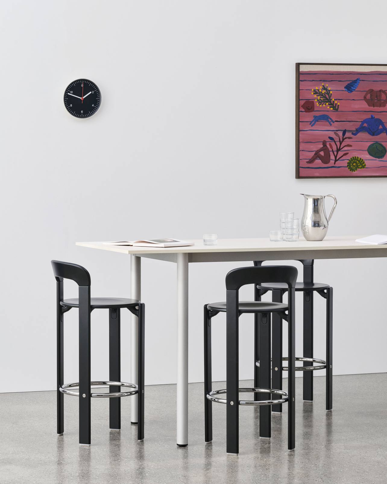Annex Table Overhang Esstisch von Hay mit schwarzen Hockern und minimalistischem Design in einem hellen Raum.