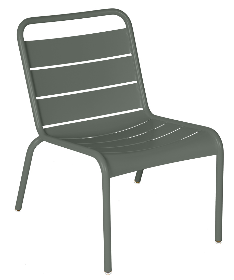 Grauer Luxembourg Lounge Stuhl von Fermob für den Außenbereich, modernes Design mit Lattenmuster.