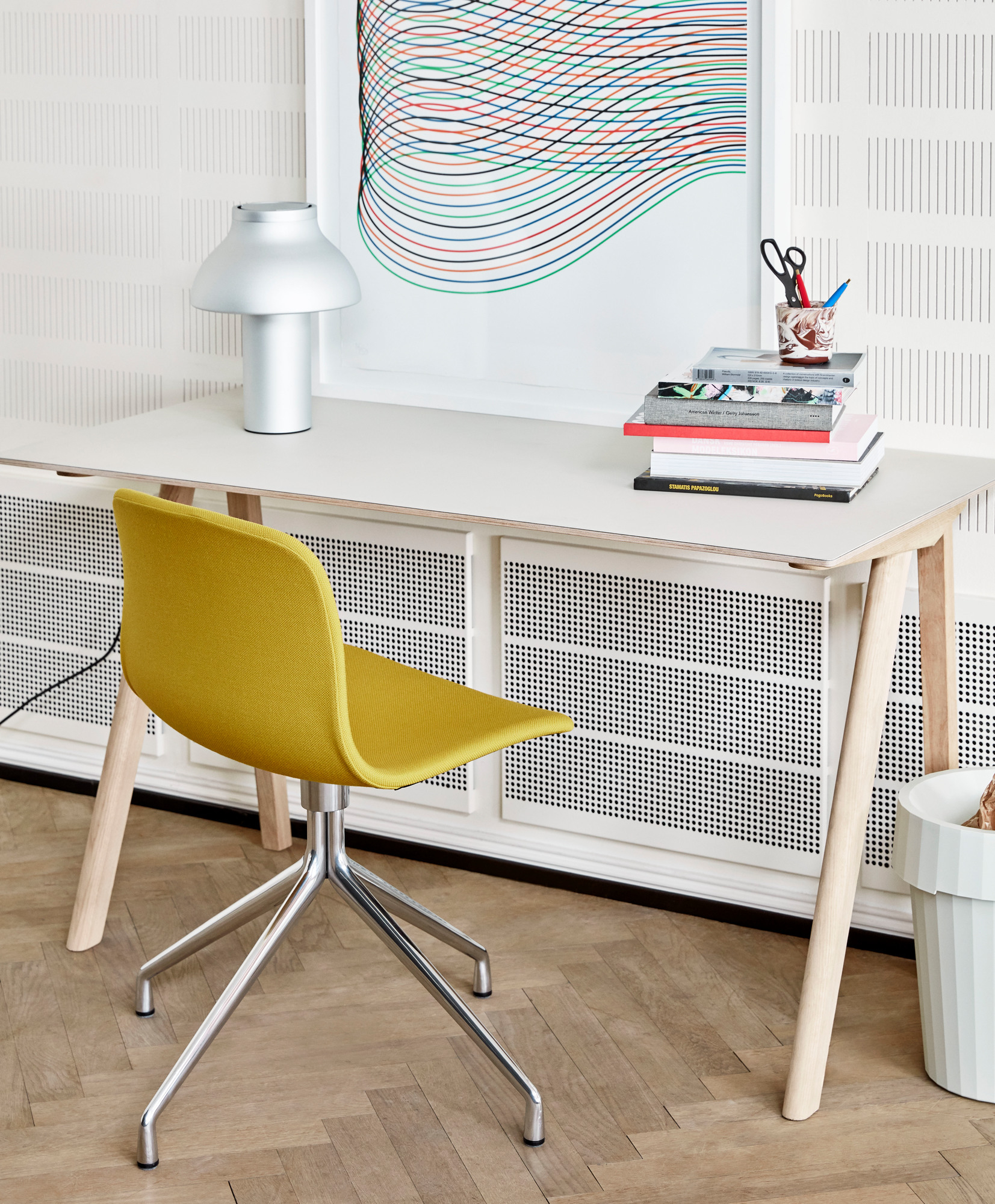 Hay Copenhague Table CPH 90 Schreibtisch mit gelbem Stuhl, Lampe und Deko für modernes Arbeitszimmer.