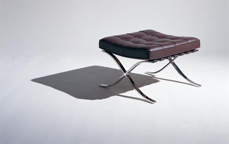 Barcelona Hocker von Knoll International mit braunem Leder und verchromtem Stahlgestell, modernes Design.