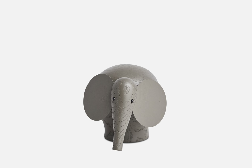 Nunu Holzelefant in Taupe von Woud, ein dekoratives Holzspielzeug und Einzelstück für Kinder.