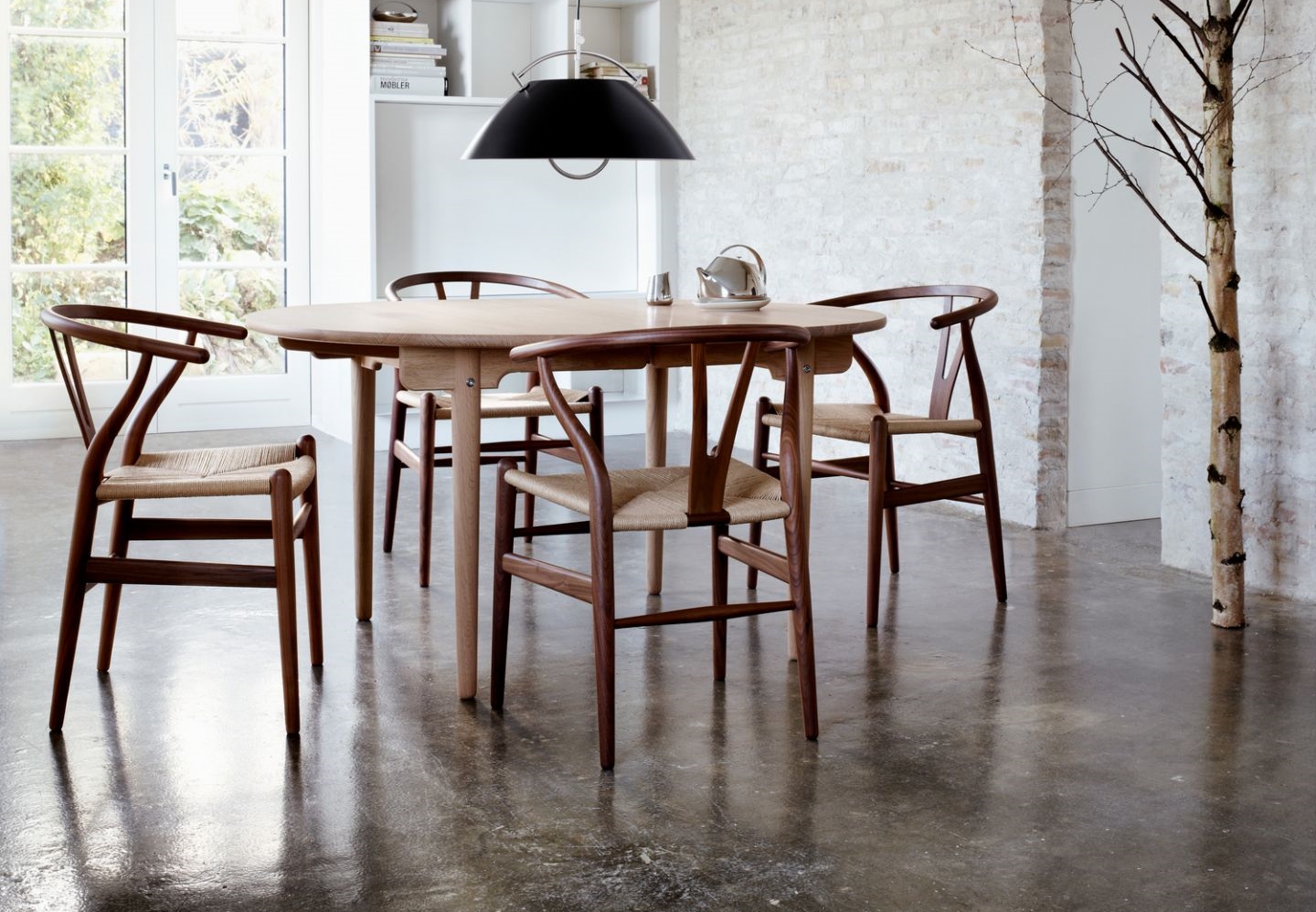 Runder Esstisch aus Holz mit vier Y-Stühlen, skandinavisches Design für Esszimmer und Küche.