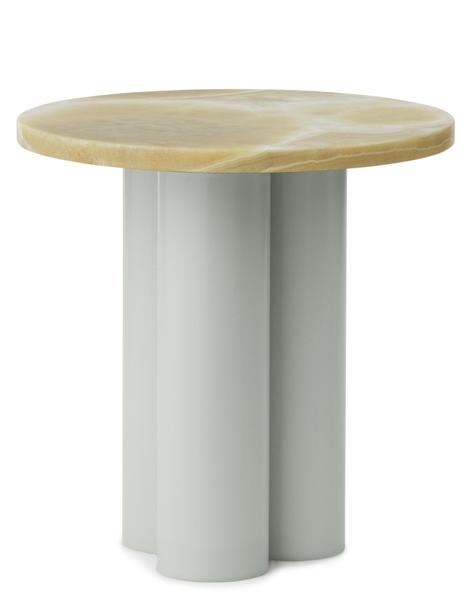 Dit Coffee Table Beistelltisch von Normann Copenhagen mit runder Tischplatte in Marmoroptik und hellblauem Untergestell.
