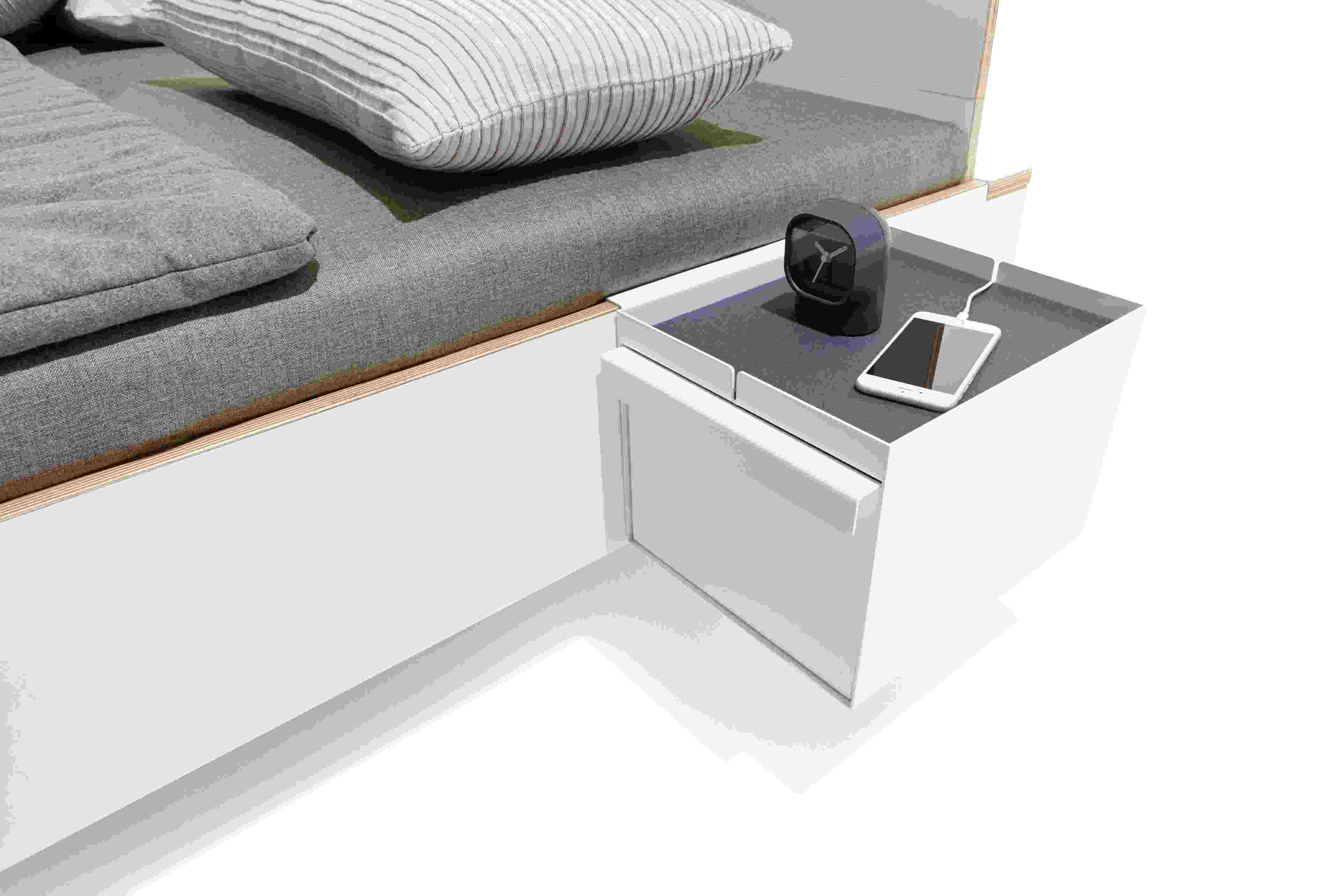Flai Add-On Element mit Schubkasten von Müller Möbelwerkstätten als Nachttisch am Bett.