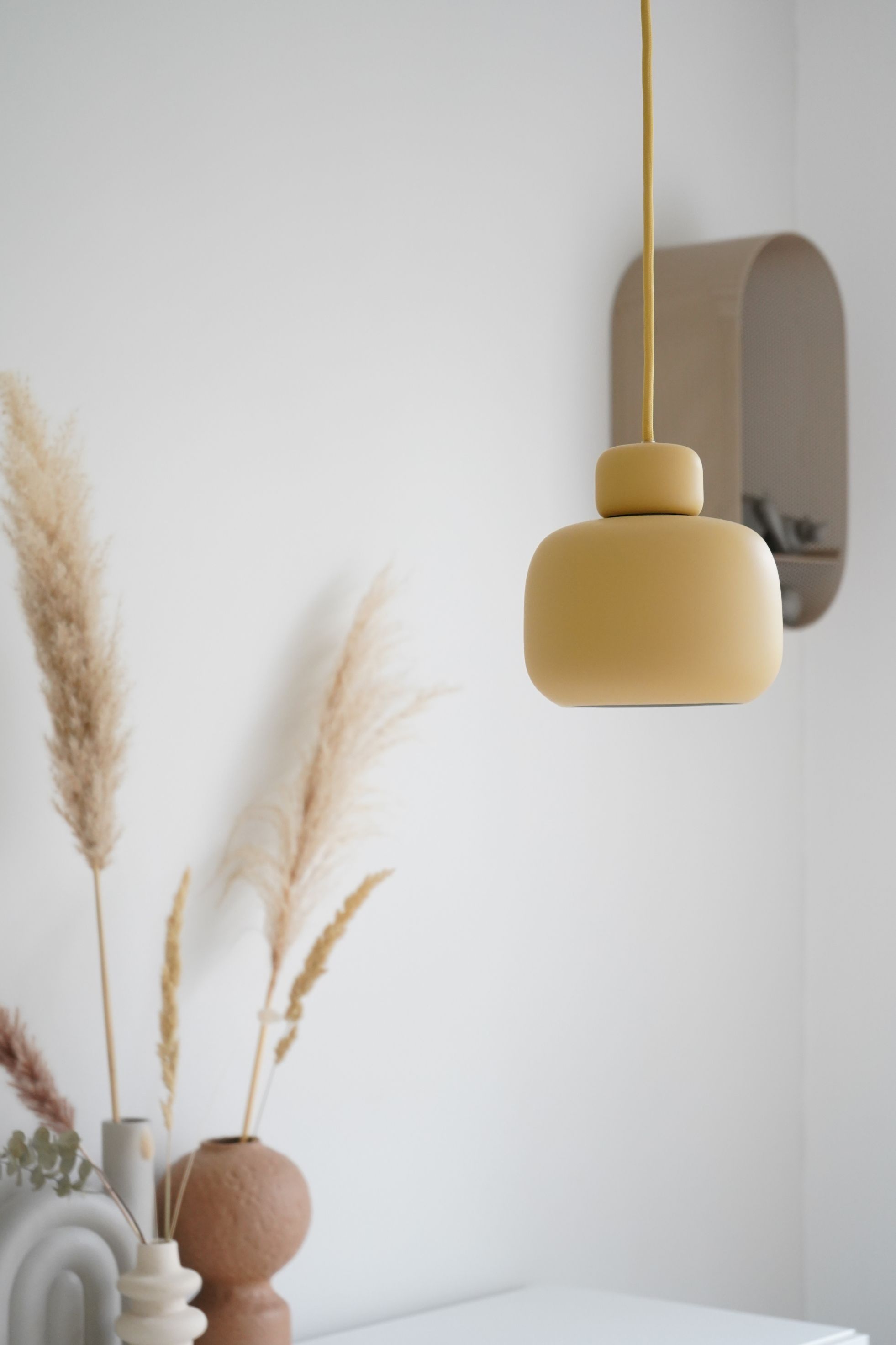Gelbe Stone Pendant Pendelleuchte von Woud, moderne Hängelampe für Wohnzimmer und Esszimmer.