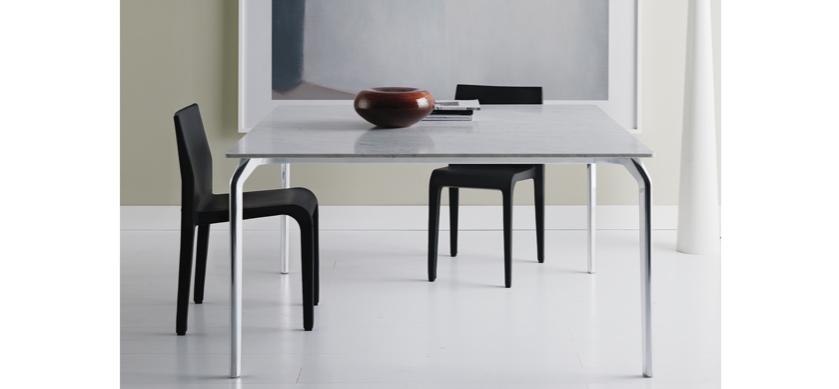 Laleggera Stuhl von Alias, schwarzer Designstuhl aus Kunststoff mit minimalistischem Tisch im modernen Esszimmer.