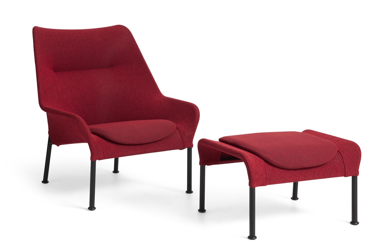 Hay Sessel 02 Lounge Chair in Rot mit passendem Hocker und schwarzen Beinen.