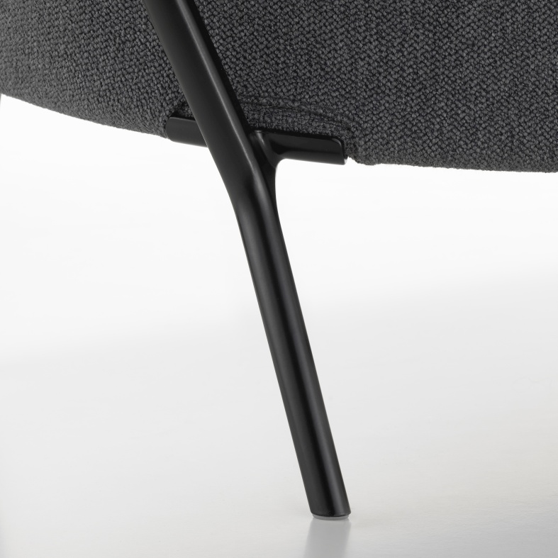 Detailaufnahme vom Slow Sofa mit grauem Stoffbezug und schwarzem Metallfuß von Vitra.