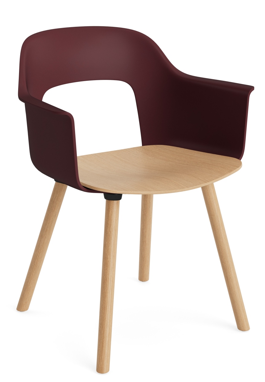 Layout Armchair 222 von Hay: Moderner Armlehnstuhl in Bordeauxrot mit hellem Holzgestell und Sitzfläche.