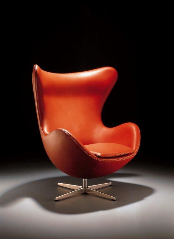 Oranger "Das Ei" / Egg Chair Sessel von Fritz Hansen mit Hocker auf silbernem Drehfuß.
