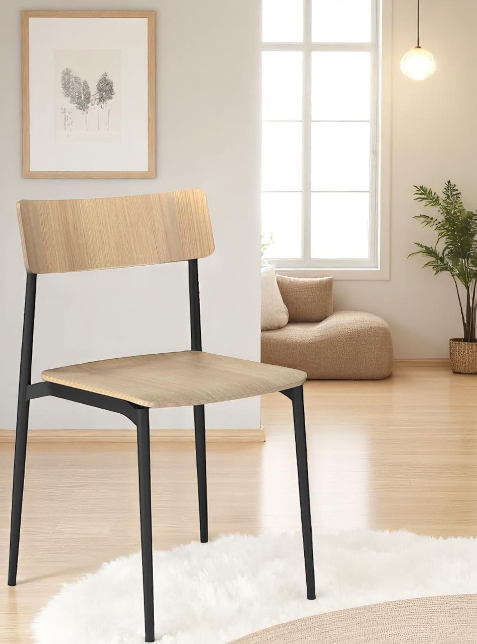 Cult-Wood Chair Stuhl Segis  mit hellem Holz und schwarzem Metallgestell in modernem Wohnraum.