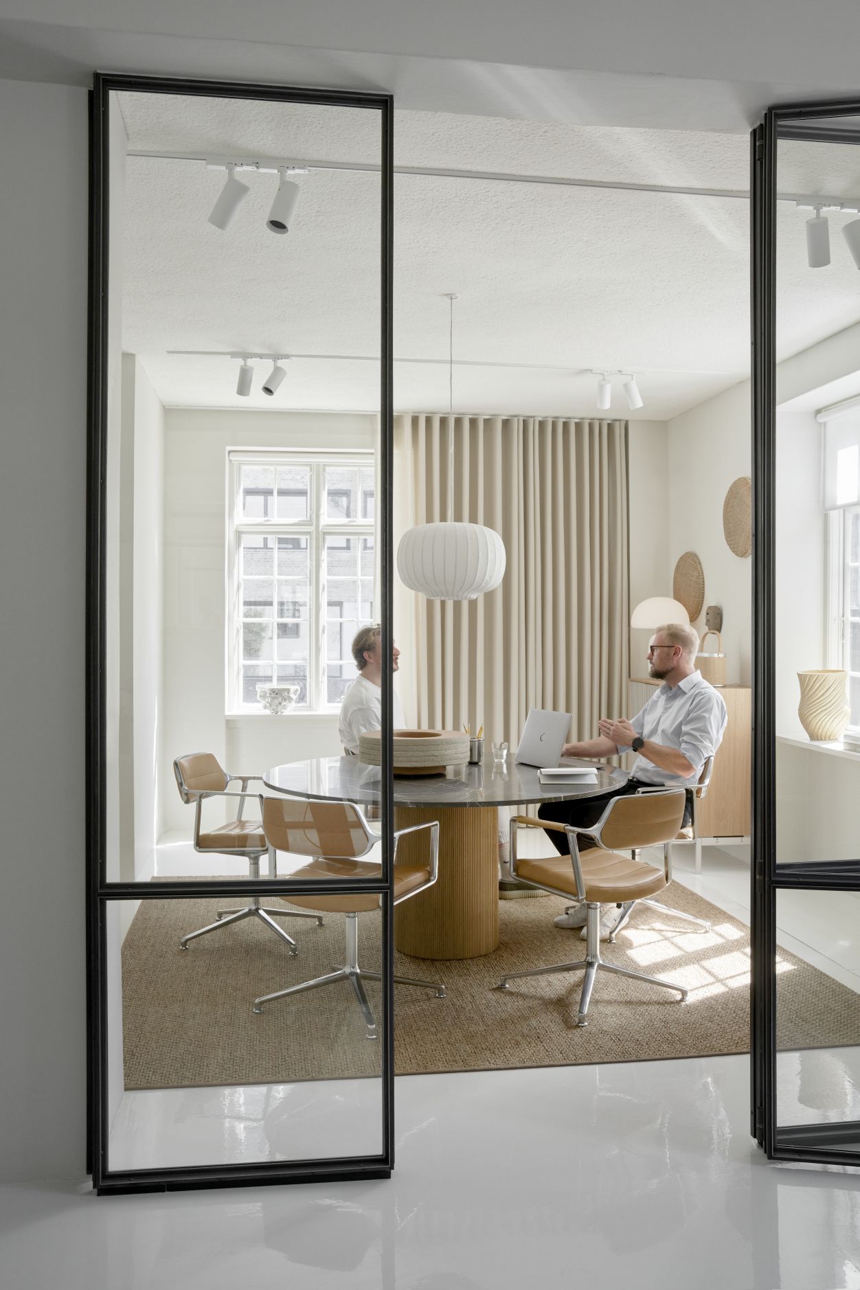 Vipp 453 / Vipp453 Draaistoel DONKERZAND TEXTIEL / GEPOLIJST ALUMINIUM FRAME MET WIELTJES Vipp UNIEK EXEMPLAAR