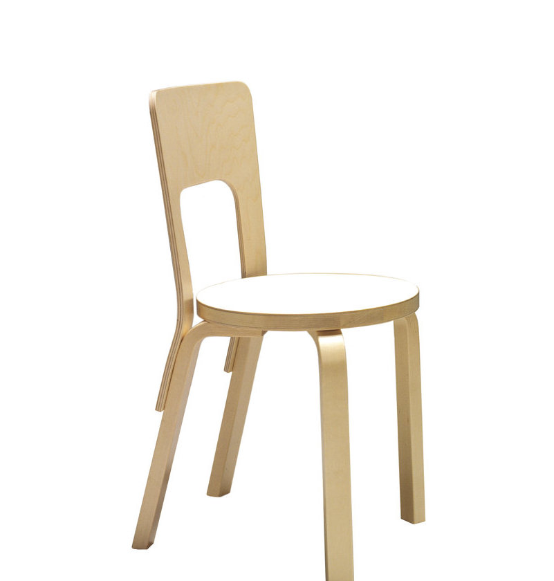 Artek 66 Stuhl aus hellem Holz mit runder, weißer Sitzfläche, skandinavisches Design.