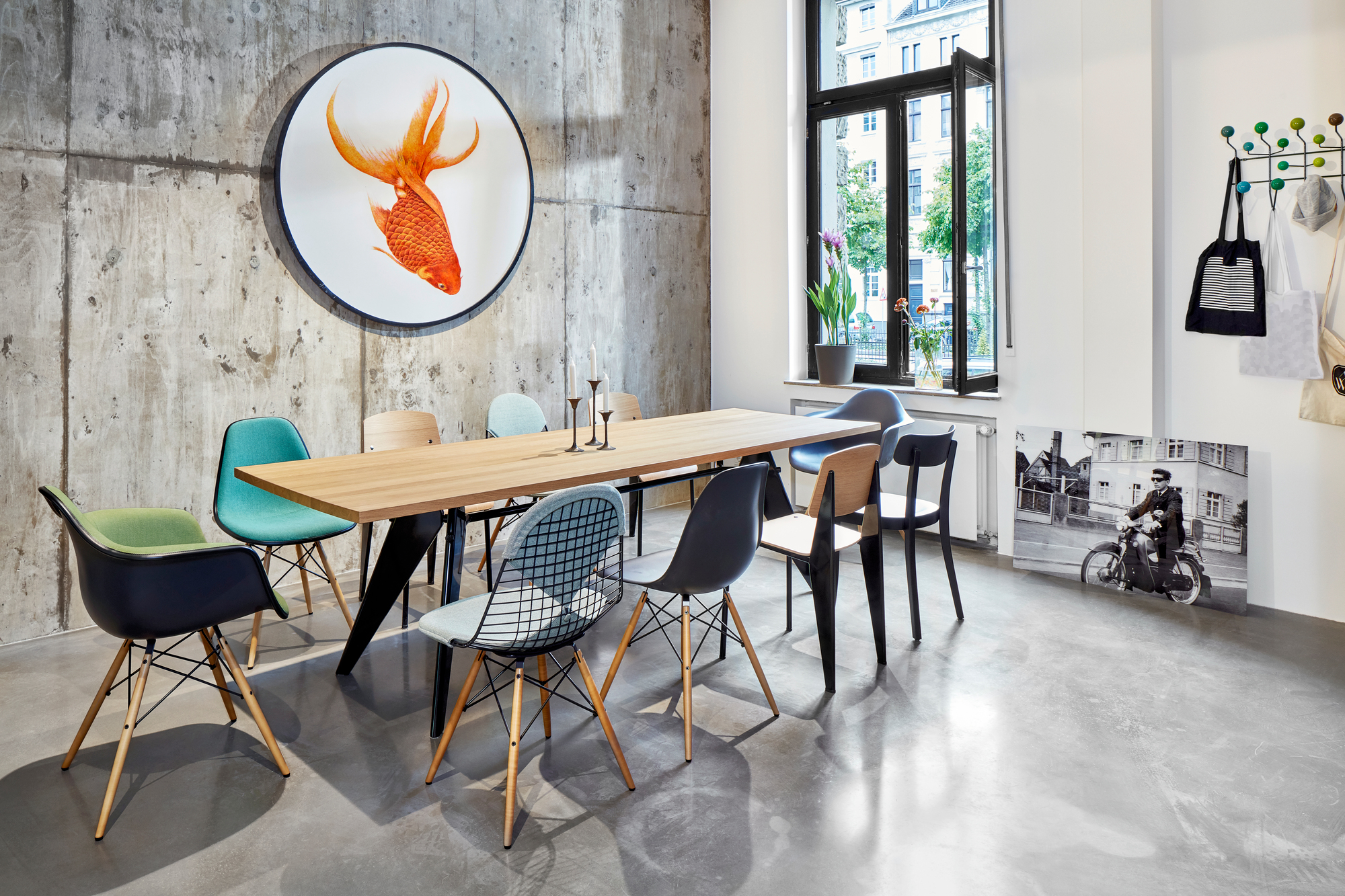 Esstisch mit verschiedenen Stühlen, darunter ein DKW-2 Wire Chair mit Sitzpolster von Vitra.