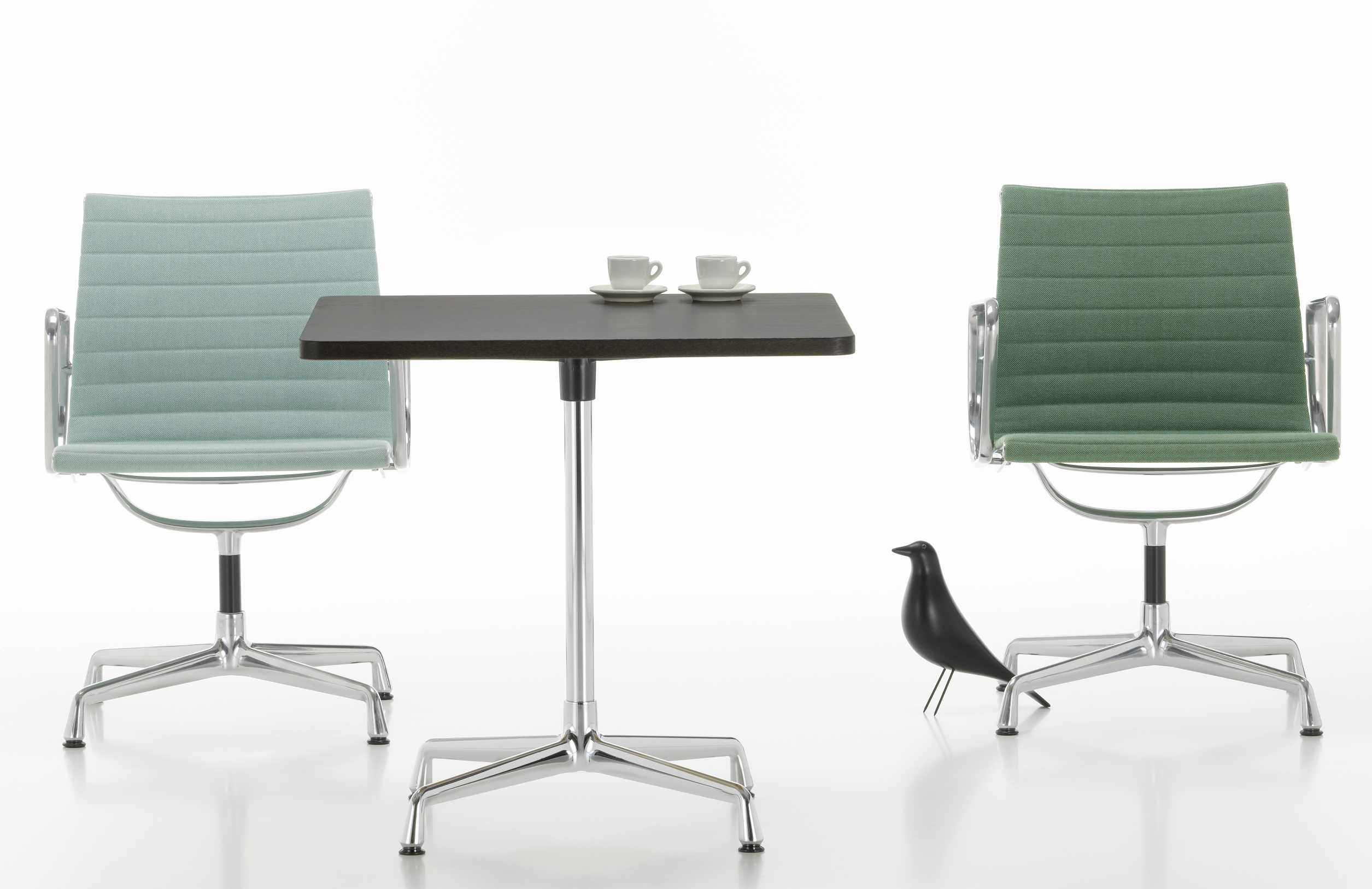 Vitra Eames Contract Table quadratisch mit zwei Stühlen und schwarzem Eames House Bird Figur.