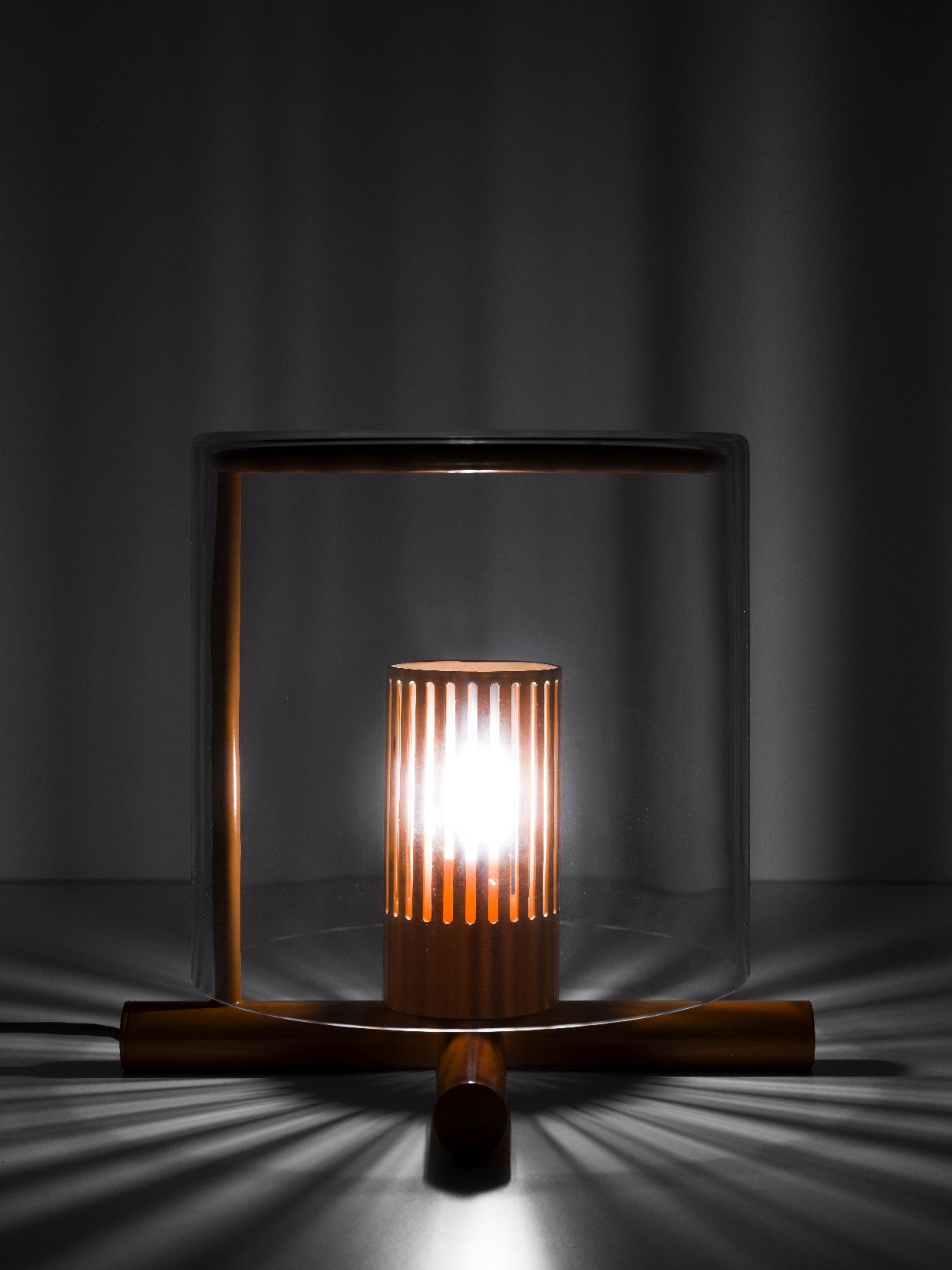 Fireplace Lamp Tischleuchte von Design House Stockholm mit warmem Licht und modernem Design.