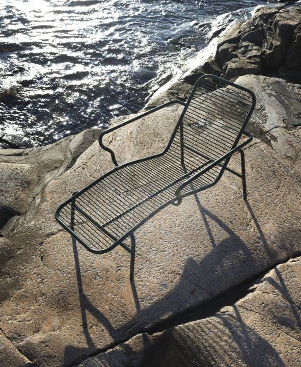Normann Copenhagen Vig Liege im Freien auf Felsen am Meer, moderne Outdoor-Möbel.