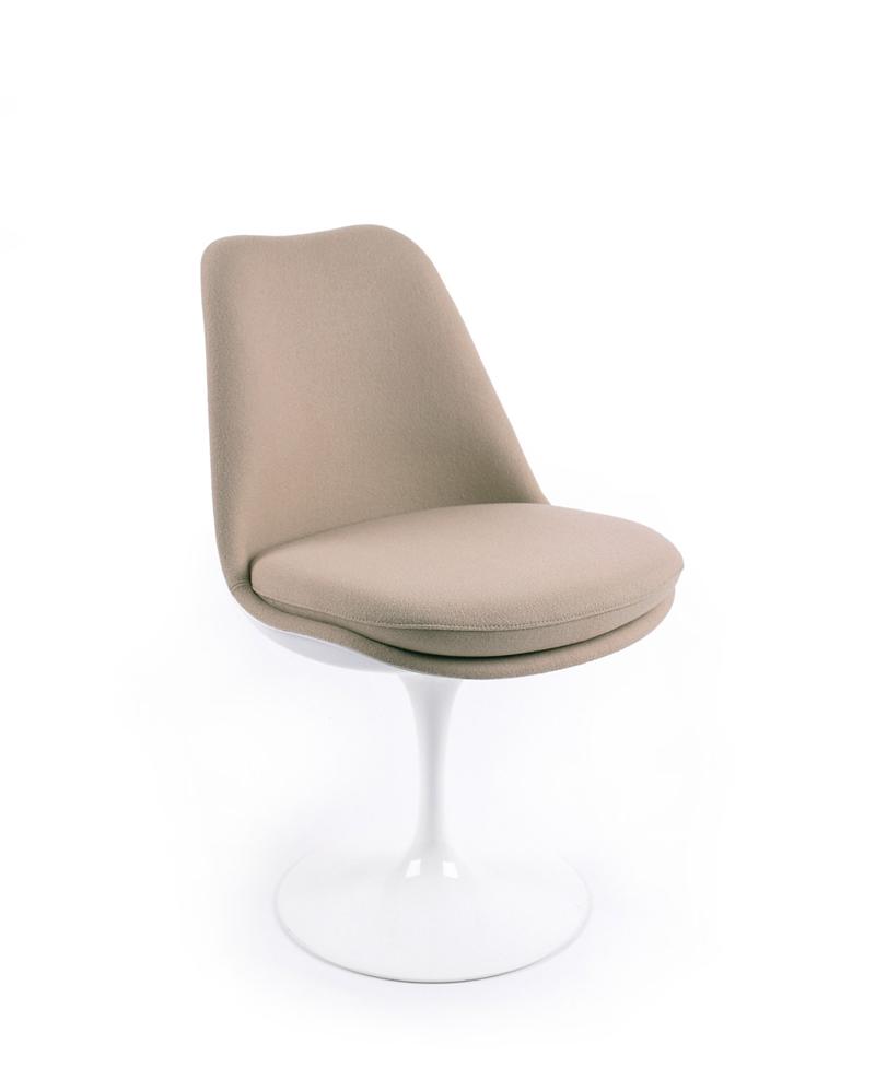 Beiger Tulip Chair, drehbar, von Knoll International mit weißem Fuß auf weißem Hintergrund.