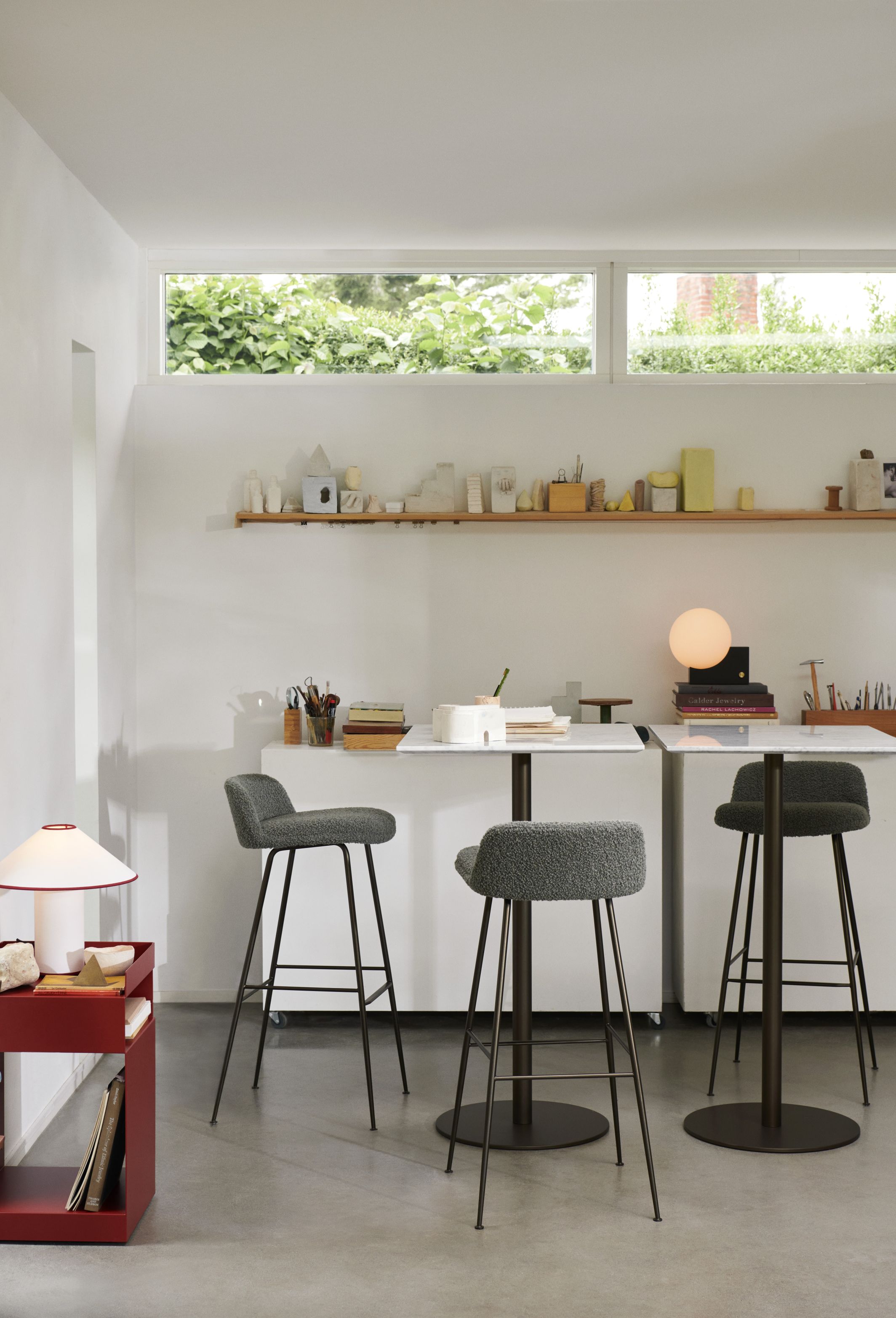 AndTradition Colette ATD6 Tischleuchte im modernen Arbeitszimmer mit Barhockern und minimalistischem Design.