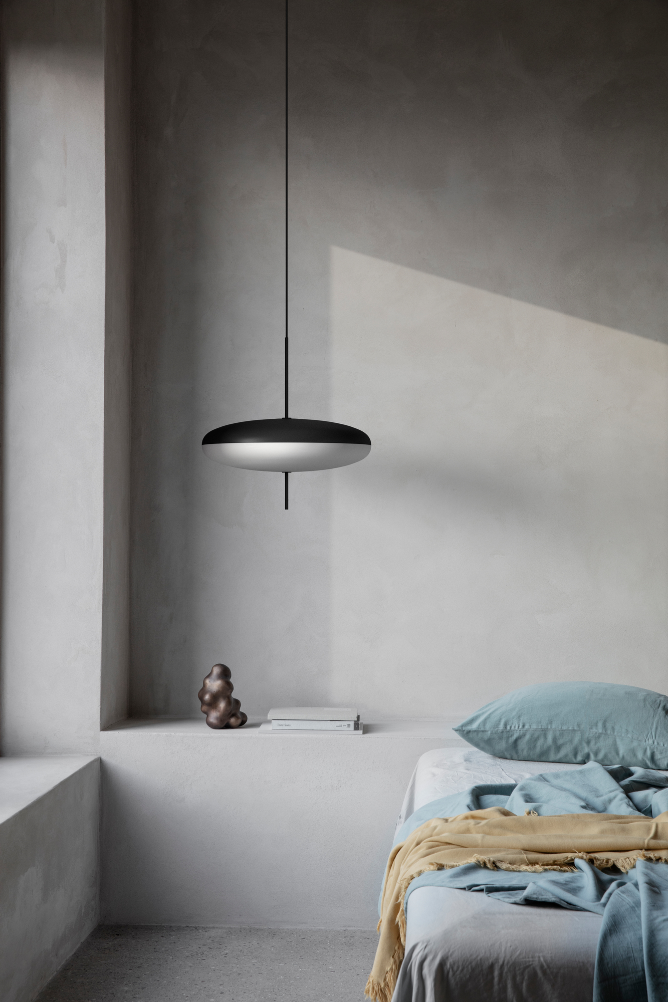 Model 2065 Deckenleuchte von Astep: Schwarz-weißer Diffusor mit schwarzer Hardware und Kabel. Moderne Pendelleuchte.