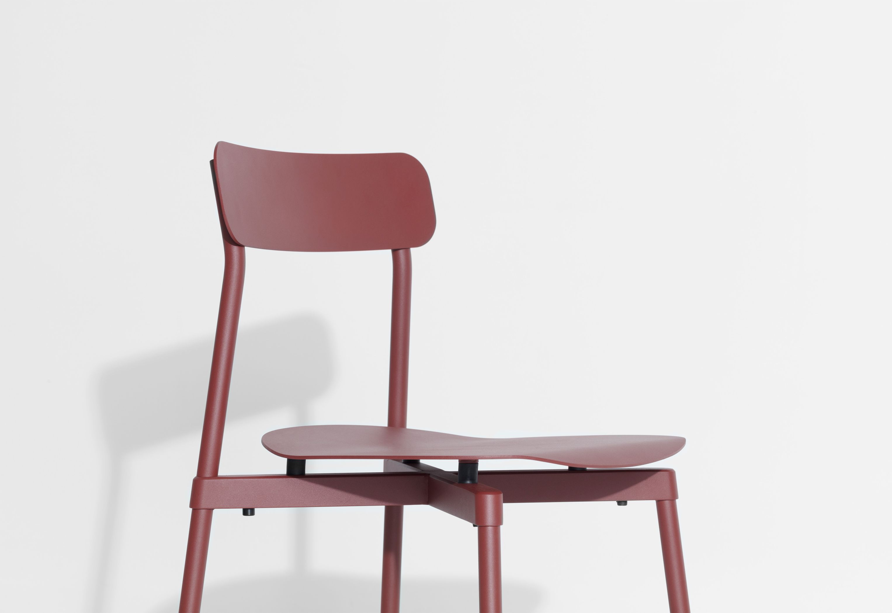 Nahaufnahme des Fromme Chair Stuhls von Petite Friture in Braunrot, modernes Design.