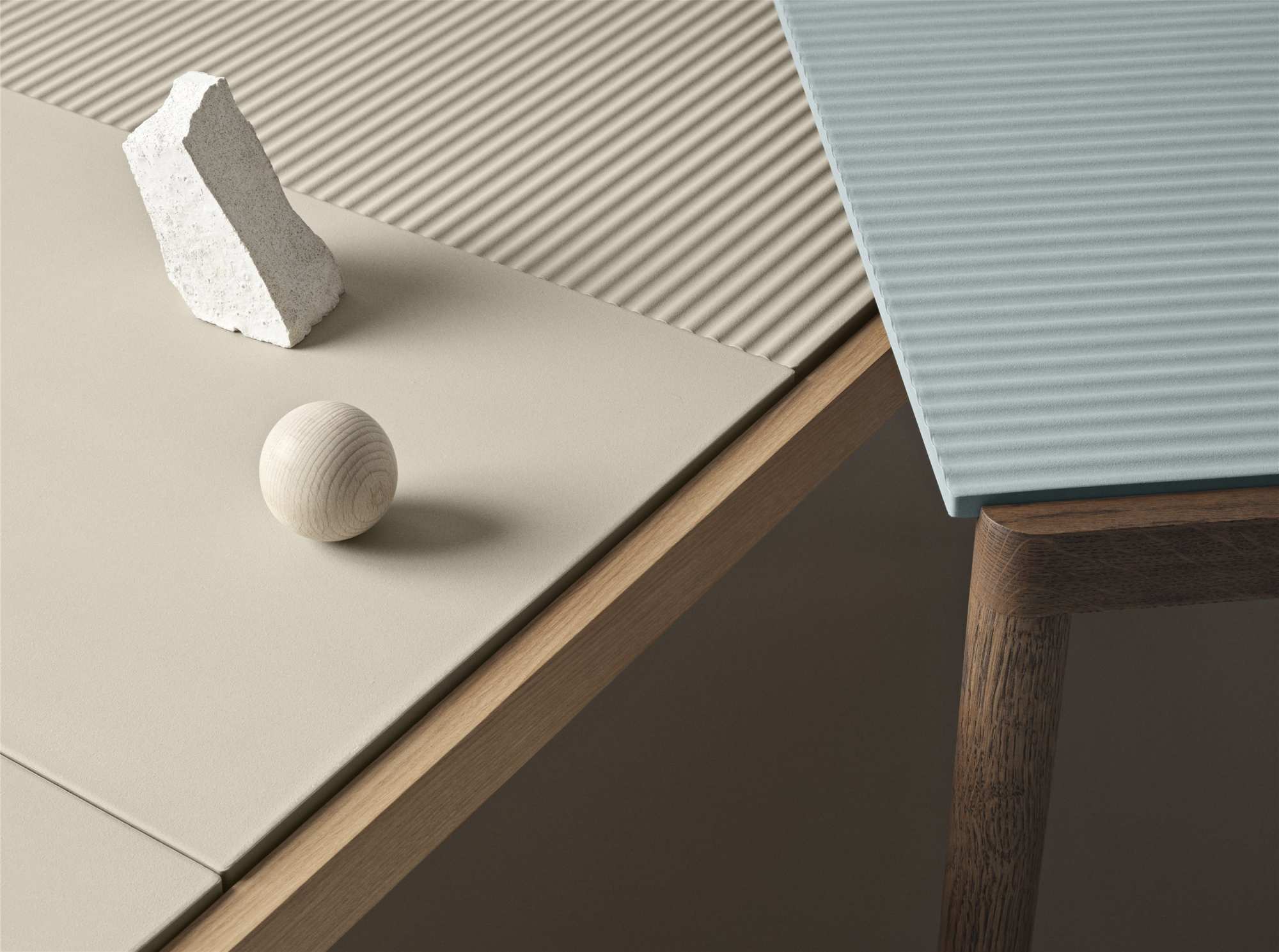 Detailaufnahme des Muuto Couple Couchtisches mit Holzrahmen und strukturierten Oberflächen.