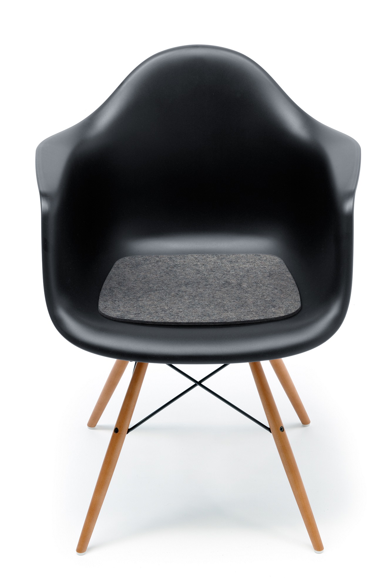 Schwarzer Eames Plastic Arm Chair mit grauer Hey Sign Filzauflage für mehr Sitzkomfort.