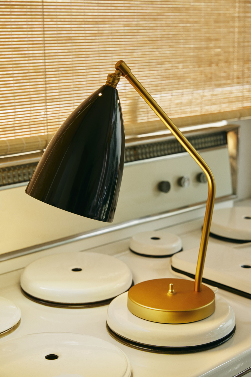 Gräshoppa Tischleuchte von Gubi, schwarzer Lampenschirm und goldener Arm, moderne Schreibtischlampe.