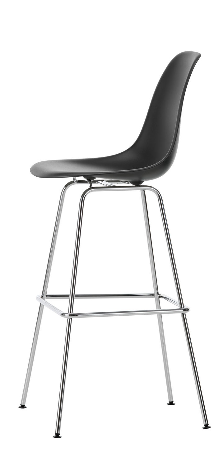 Schwarzer Eames Plastic Bar Stool Barhocker High von Vitra mit verchromtem Metallgestell, seitliche Ansicht.