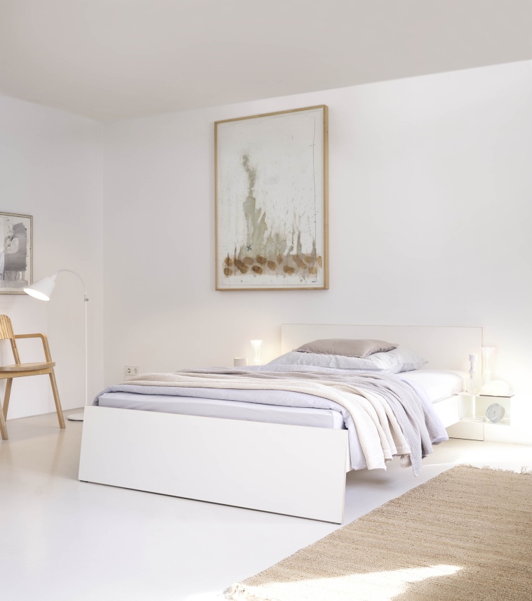 Weißes Stockholm Bett von Richard Lampert mit hohem Kopfteil aus Birke Multiplex, Größe 180.