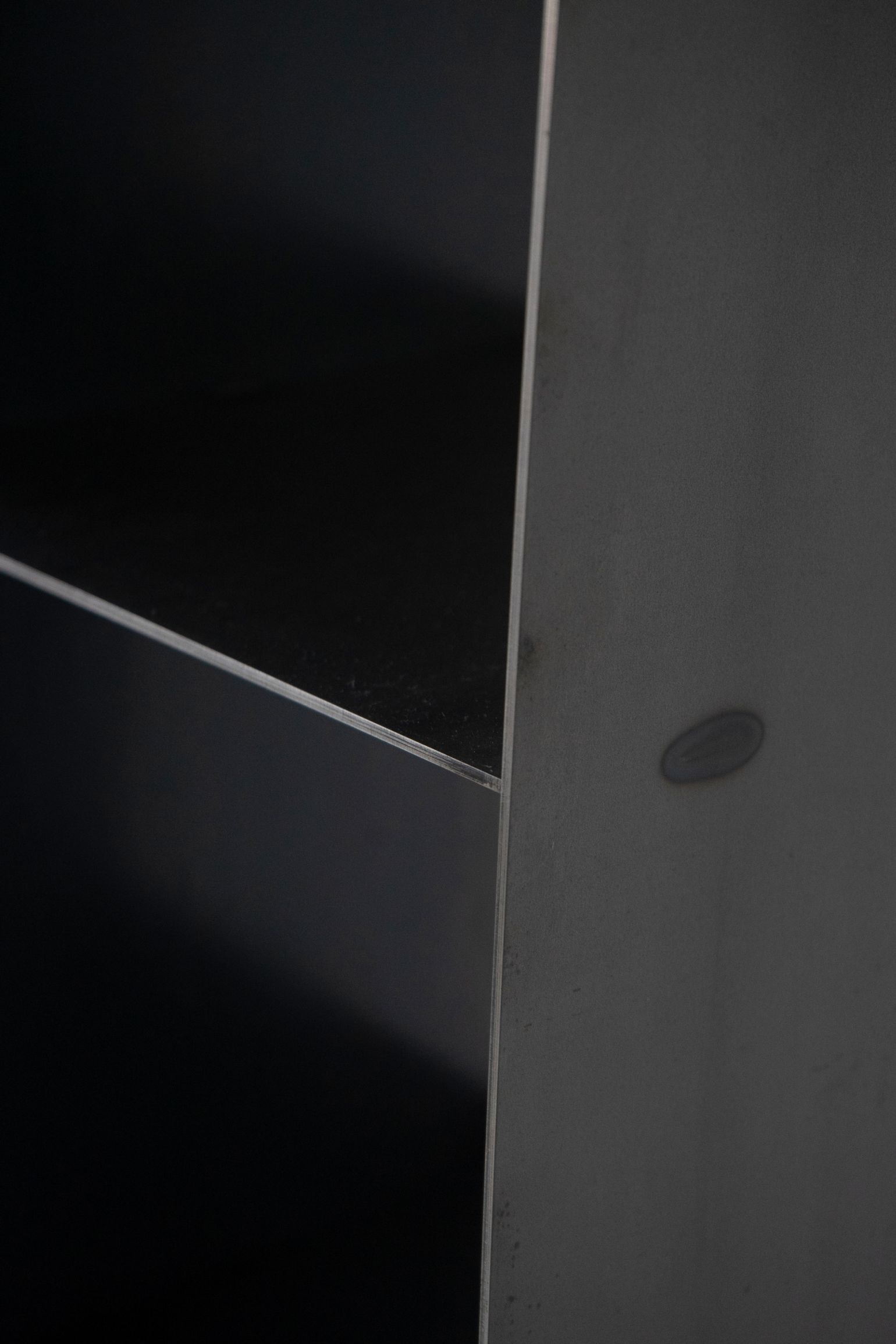Detailaufnahme des Gespannten Regals von Nils Holger Moormann, modernes Designmöbel für Wohnzimmer und Büro.
