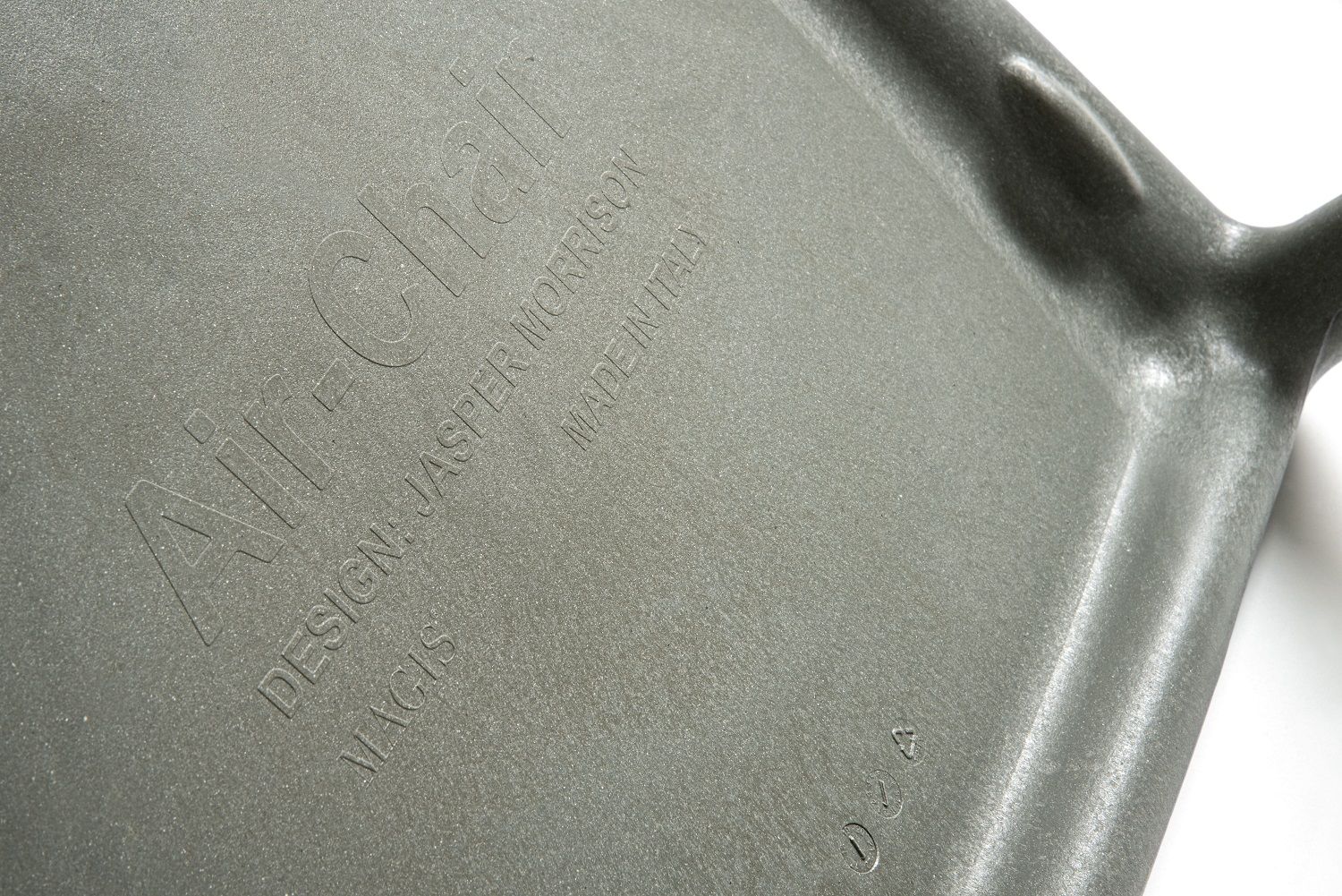 Detailaufnahme der Sitzfläche des grauen Magis RE Air-Chair Stuhls aus recyceltem Material für drinnen und draußen.