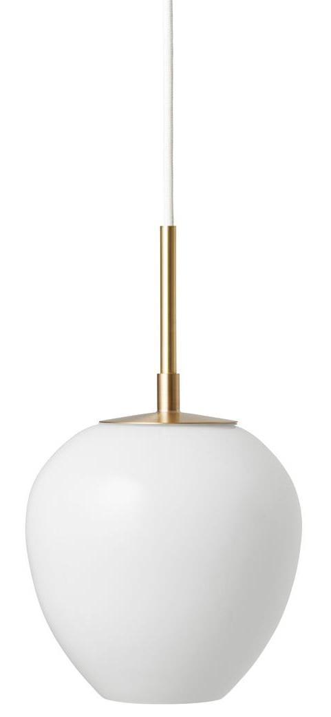 Weiße Tulip Pendelleuchte von Carl Hansen & Søn mit Messingdetails und Textilkabel.