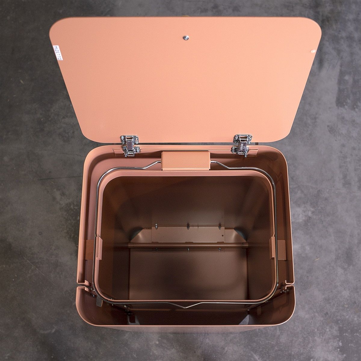 Arkityp Bin M Mülleimer zur Mülltrennung, geöffnet, in Rosa, für Küche oder Büro.
